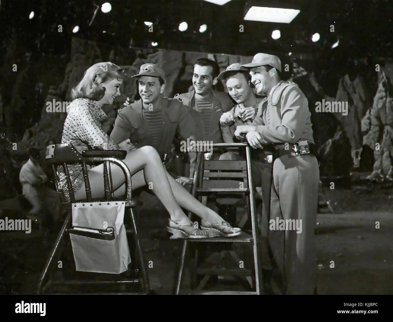Forbidden PLANET 1956 MGM fantascienza film con Anne Francis e Leslie Nielsen a destra Foto Stock