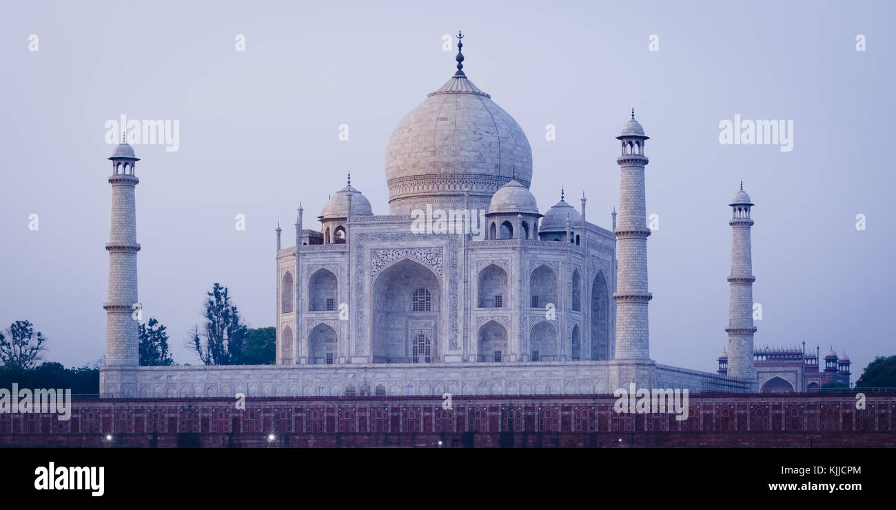 Il Taj Mahal mausoleo di Agra, India, visto dall'altra sponda del fiume, vicino al giardino della luna, di sunrise Foto Stock