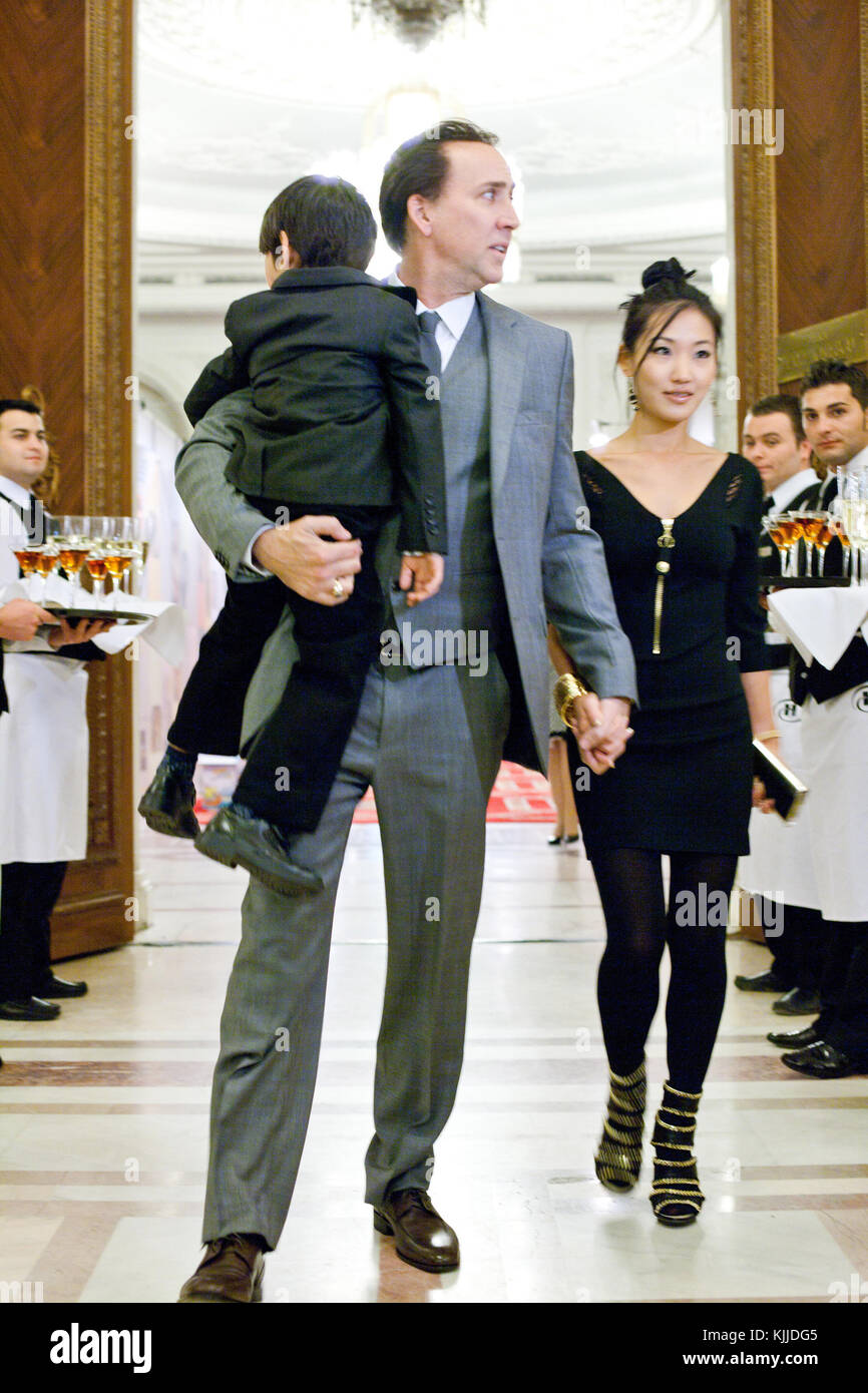 BUCAREST, ROMANIA - OTT 31: Attore Nicolas Cage, Alice Kim Cage e figlio Kal-El al ballo di Halloween del Palazzo del Parlamento di Bucarest. Il 31 ottobre 2010 a Bucarest, Romania persone: Nicolas Cage Alice Kim Cage Kal-E. Foto Stock