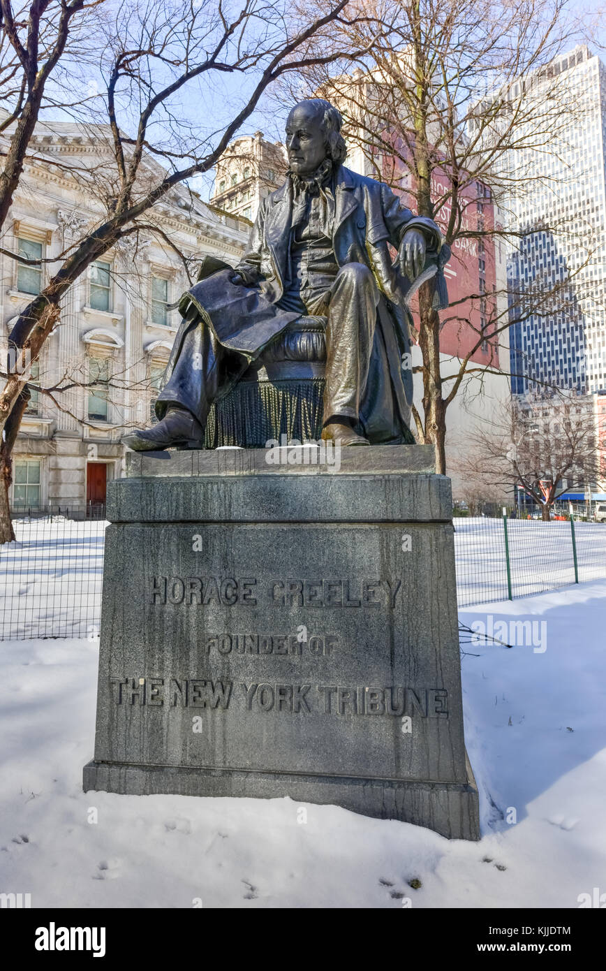 Un monumento commemorativo dedicato a horace greeley, il fondatore del new york tribune, nel centro cittadino di New York City in inverno. Foto Stock