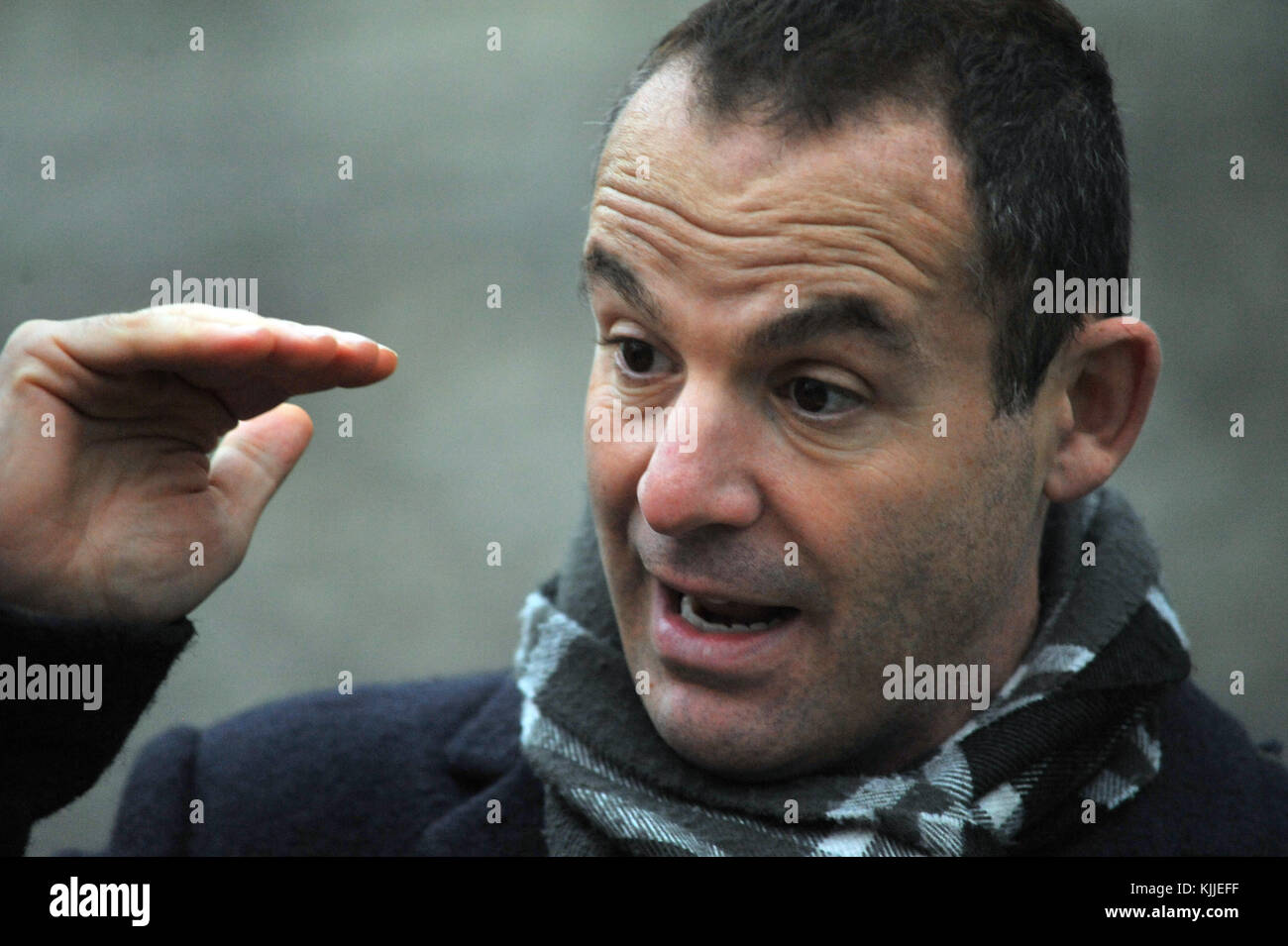 Londra, UK, 22/11/2017 Martin Lewis, Moneysavingexpert.com colloqui alla media su College Green circa il bilancio. Foto Stock