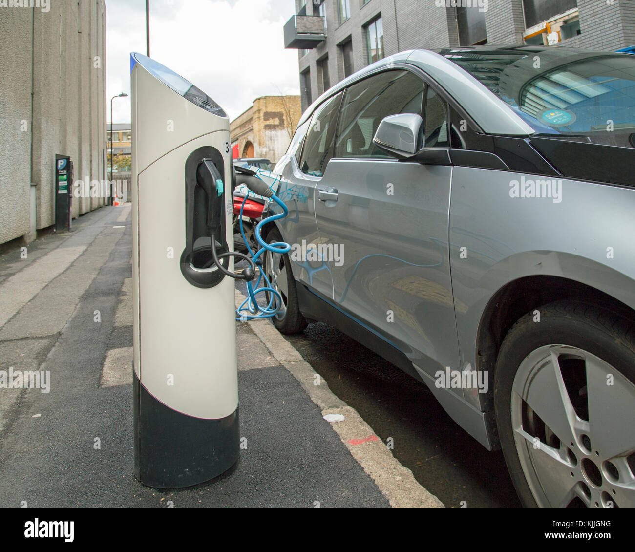 Novembre 2017, Londra, Inghilterra, un veicolo elettrico è caricato sulla strada. Foto Stock