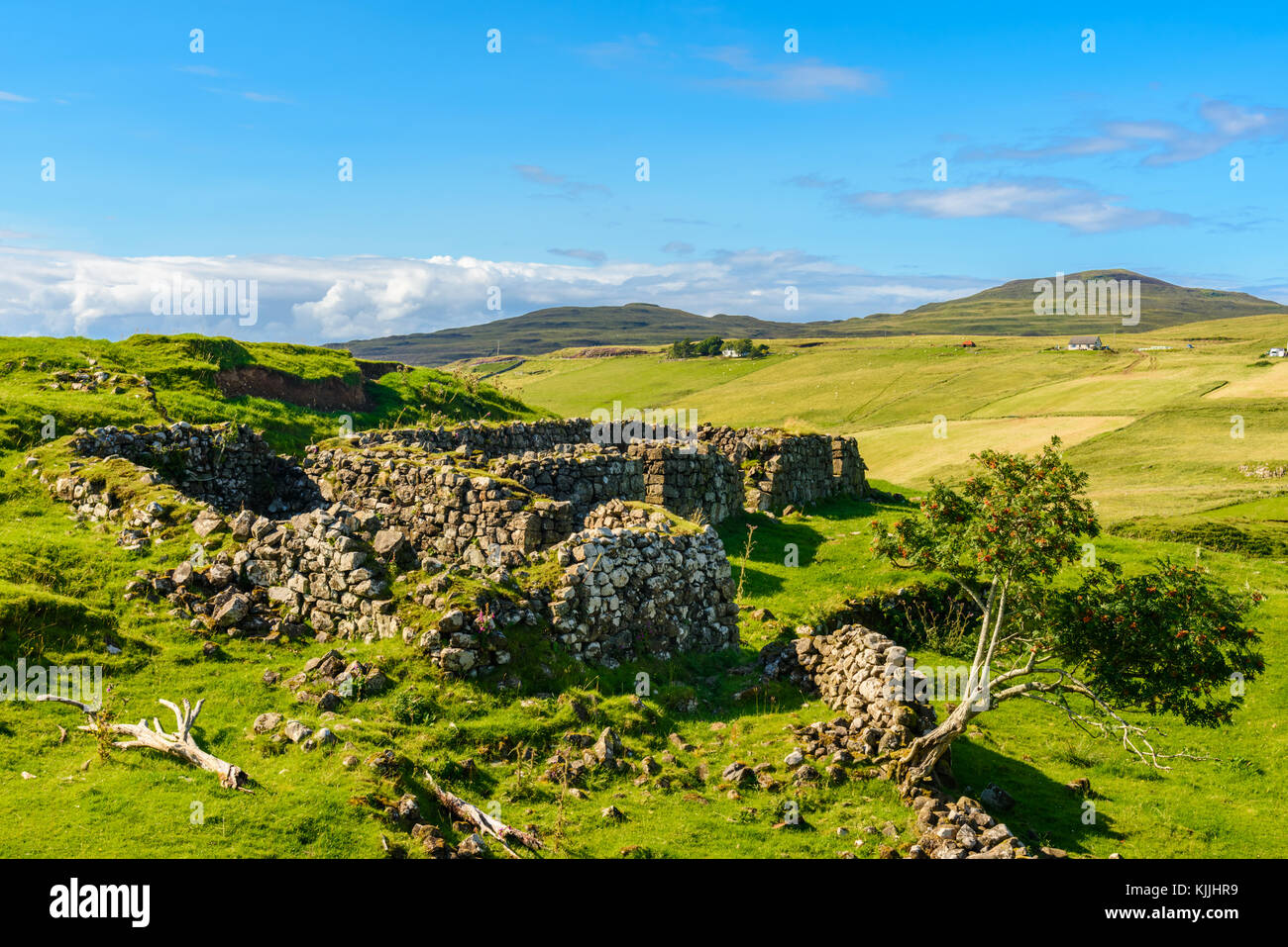 Resti di un edificio nell'isola di Skye in Scozia nei pressi di fata glens. Foto Stock