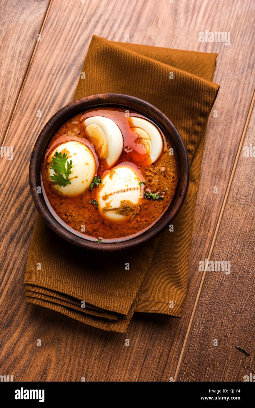 Eun curry o uovo curry o uovo masala con sugo di carne, indiana cibo piccante o ricetta, servita con roti o naan, il fuoco selettivo Foto Stock