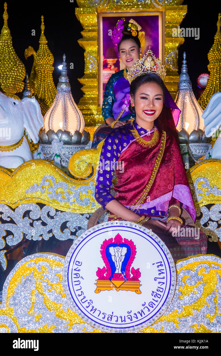 Partecipanti ad una sfilata durante il festival Yee Peng a Chiang mai , Thailandia Foto Stock