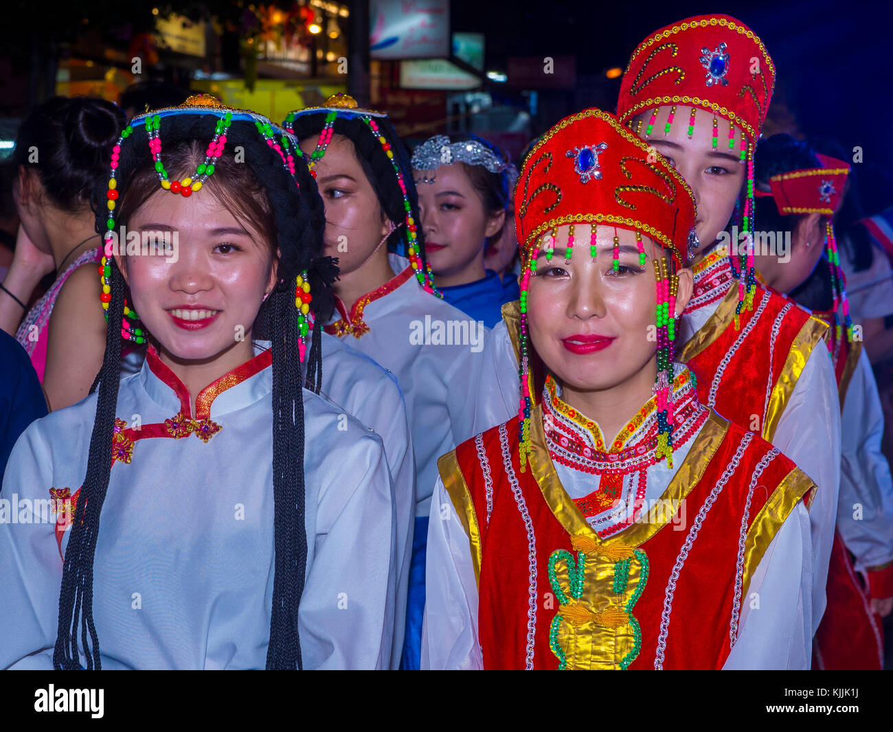 Partecipanti ad una sfilata durante il festival Yee Peng a Chiang mai , Thailandia Foto Stock