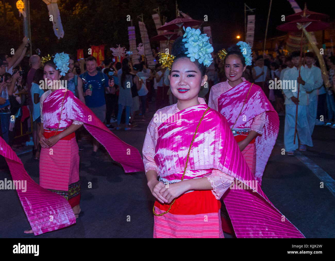 Partecipanti ad una sfilata durante il festival Yee Peng a Chiang mai , Thailandia Foto Stock