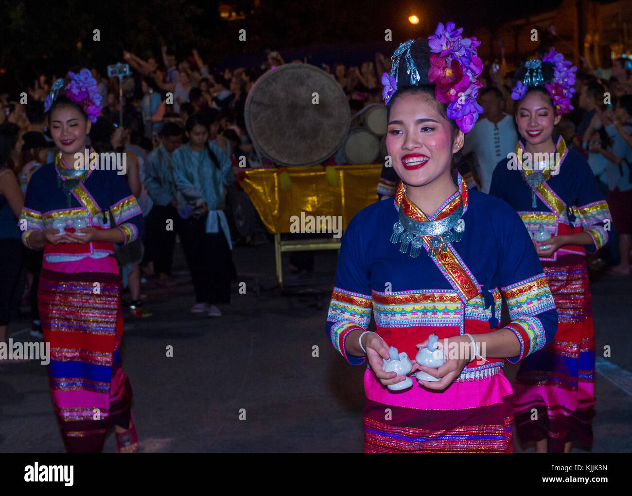 Partecipanti ad una sfilata durante il festival Yee Peng a Chiang mai , Thailandia Foto Stock