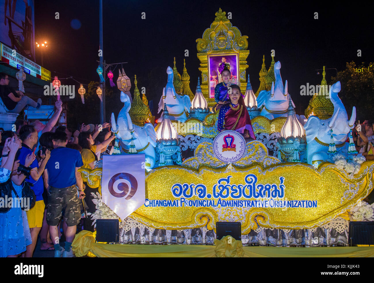 Partecipanti ad una sfilata durante il festival Yee Peng a Chiang mai , Thailandia Foto Stock