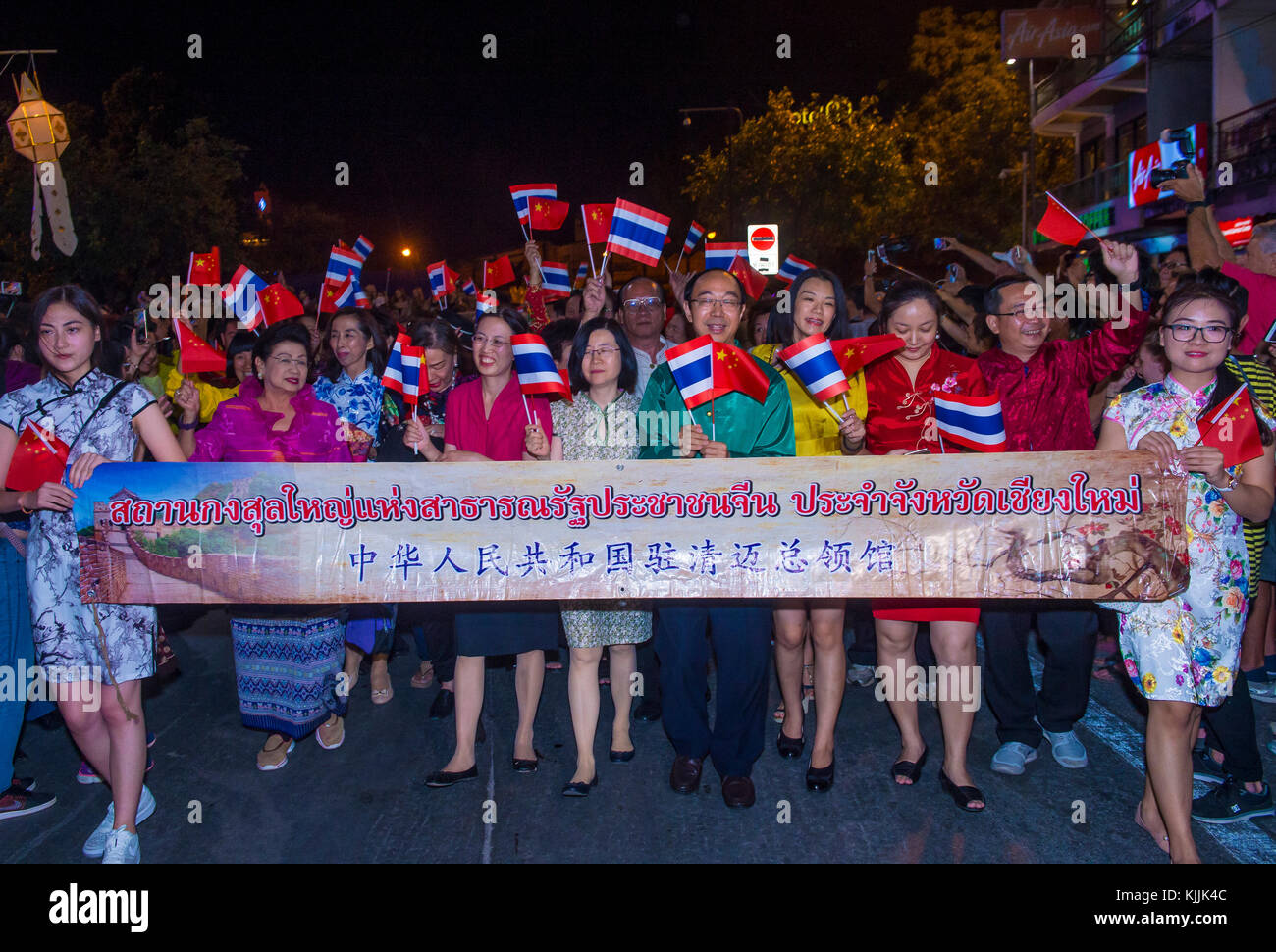 Partecipanti ad una sfilata durante il festival Yee Peng a Chiang mai , Thailandia Foto Stock