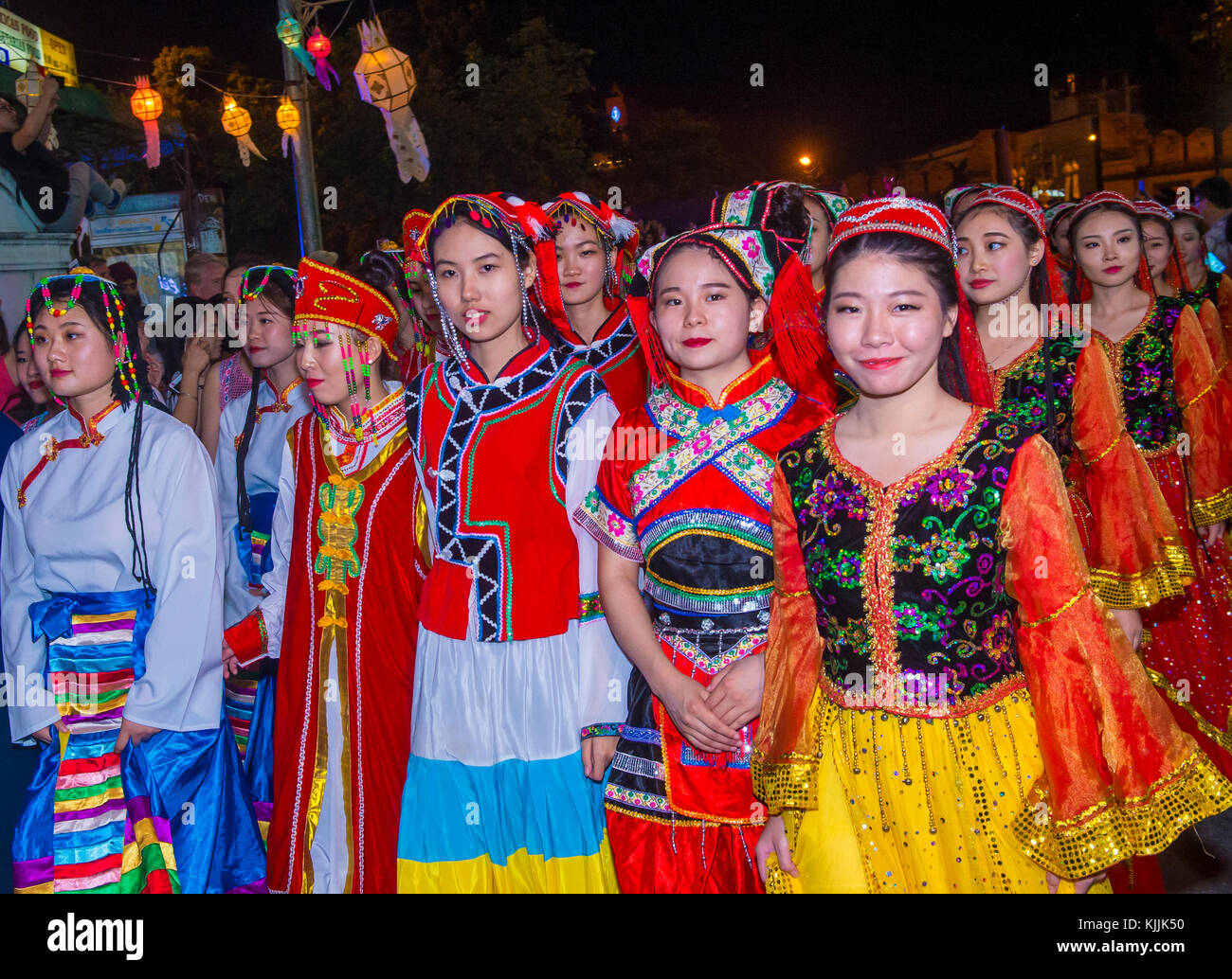 Partecipanti ad una sfilata durante il festival Yee Peng a Chiang mai , Thailandia Foto Stock