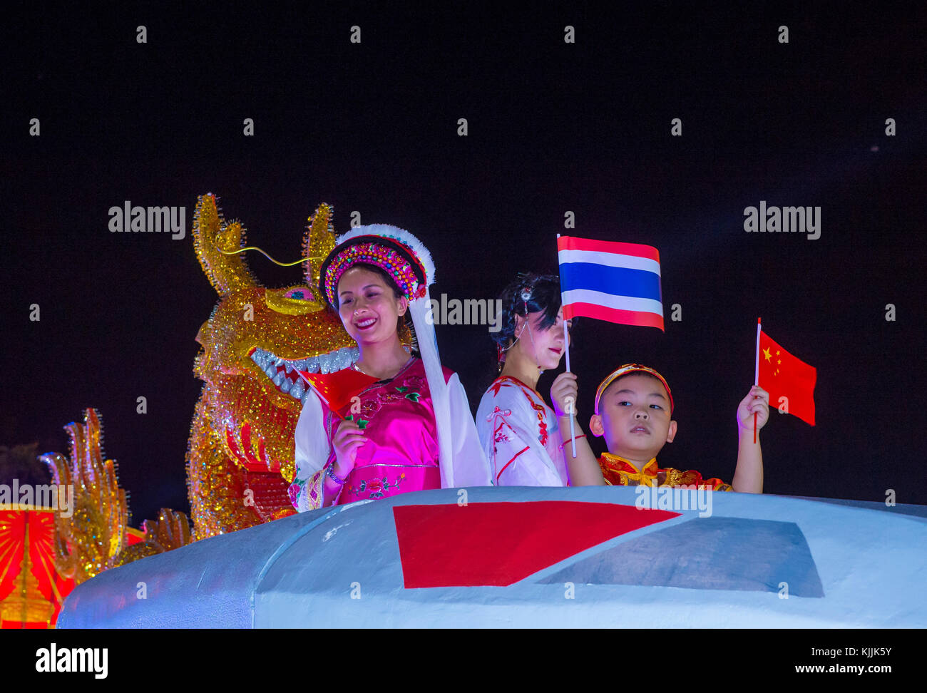 Partecipanti ad una sfilata durante il festival Yee Peng a Chiang mai , Thailandia Foto Stock