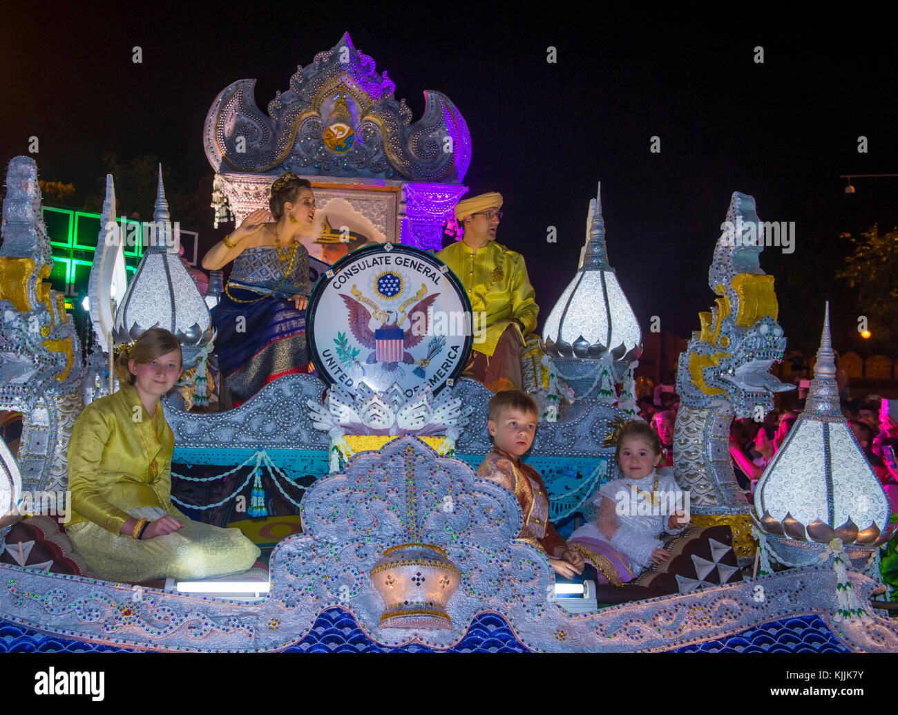 Partecipanti ad una sfilata durante il festival Yee Peng a Chiang mai , Thailandia Foto Stock