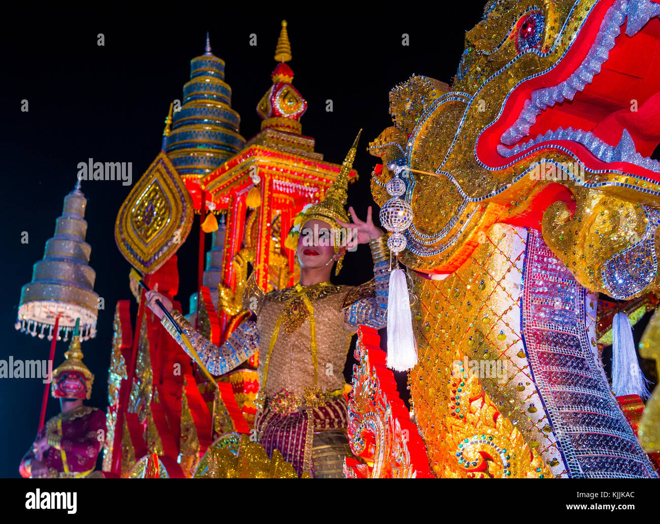 Partecipa a una sfilata durante il festival Yee Peng a Chiang mai , Thailandia Foto Stock