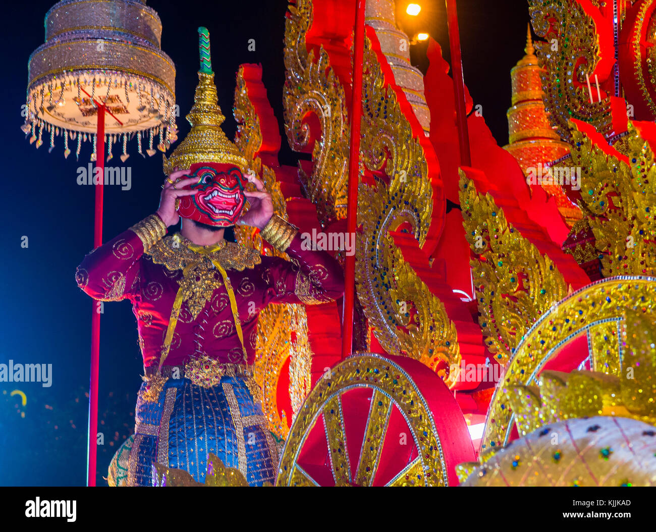 Partecipa a una sfilata durante il festival Yee Peng a Chiang mai , Thailandia Foto Stock