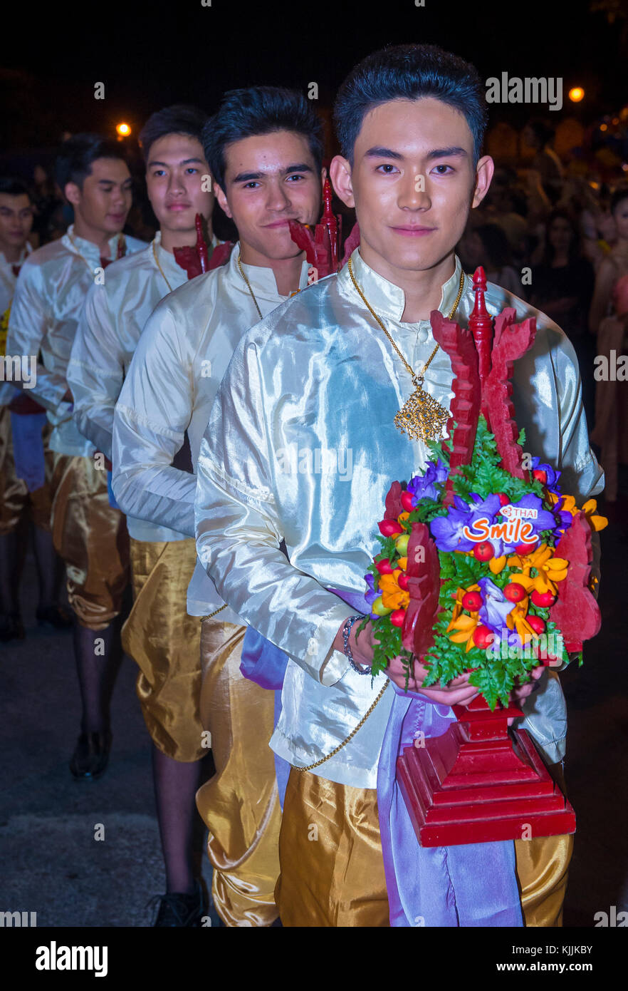 Partecipanti ad una sfilata durante il festival Yee Peng a Chiang mai , Thailandia Foto Stock