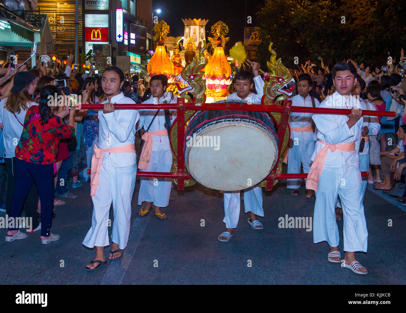 Partecipanti ad una sfilata durante il festival Yee Peng a Chiang mai , Thailandia Foto Stock
