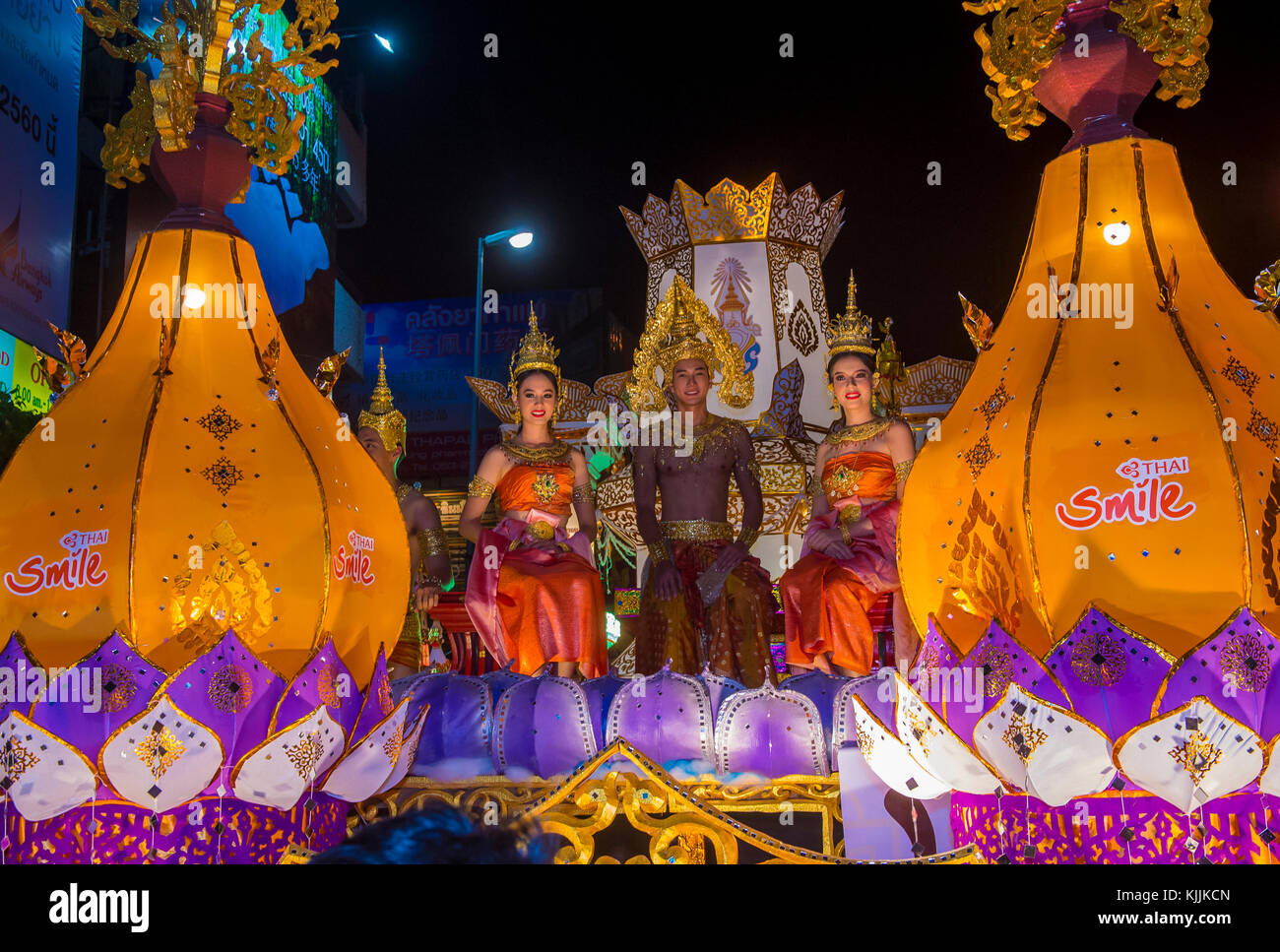 Partecipanti ad una sfilata durante il festival Yee Peng a Chiang mai , Thailandia Foto Stock