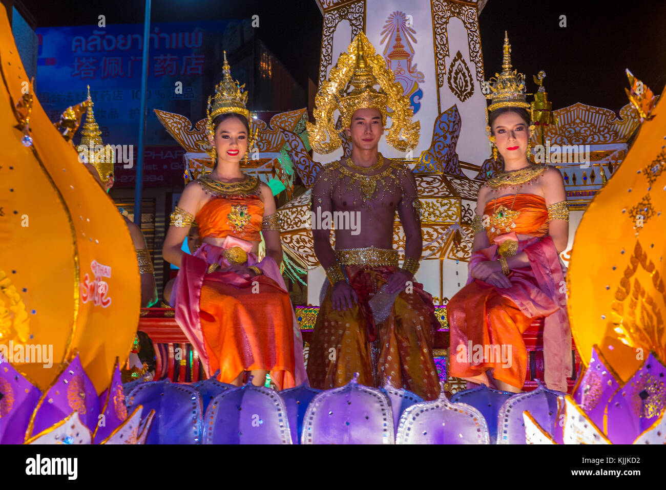 Partecipanti ad una sfilata durante il festival Yee Peng a Chiang mai , Thailandia Foto Stock