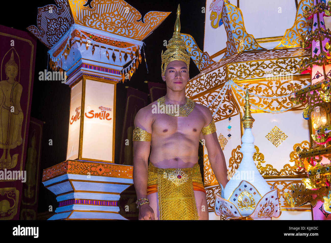 Partecipa a una sfilata durante il festival Yee Peng a Chiang mai , Thailandia Foto Stock