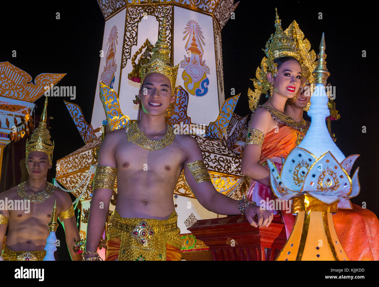 Partecipanti ad una sfilata durante il festival Yee Peng a Chiang mai , Thailandia Foto Stock