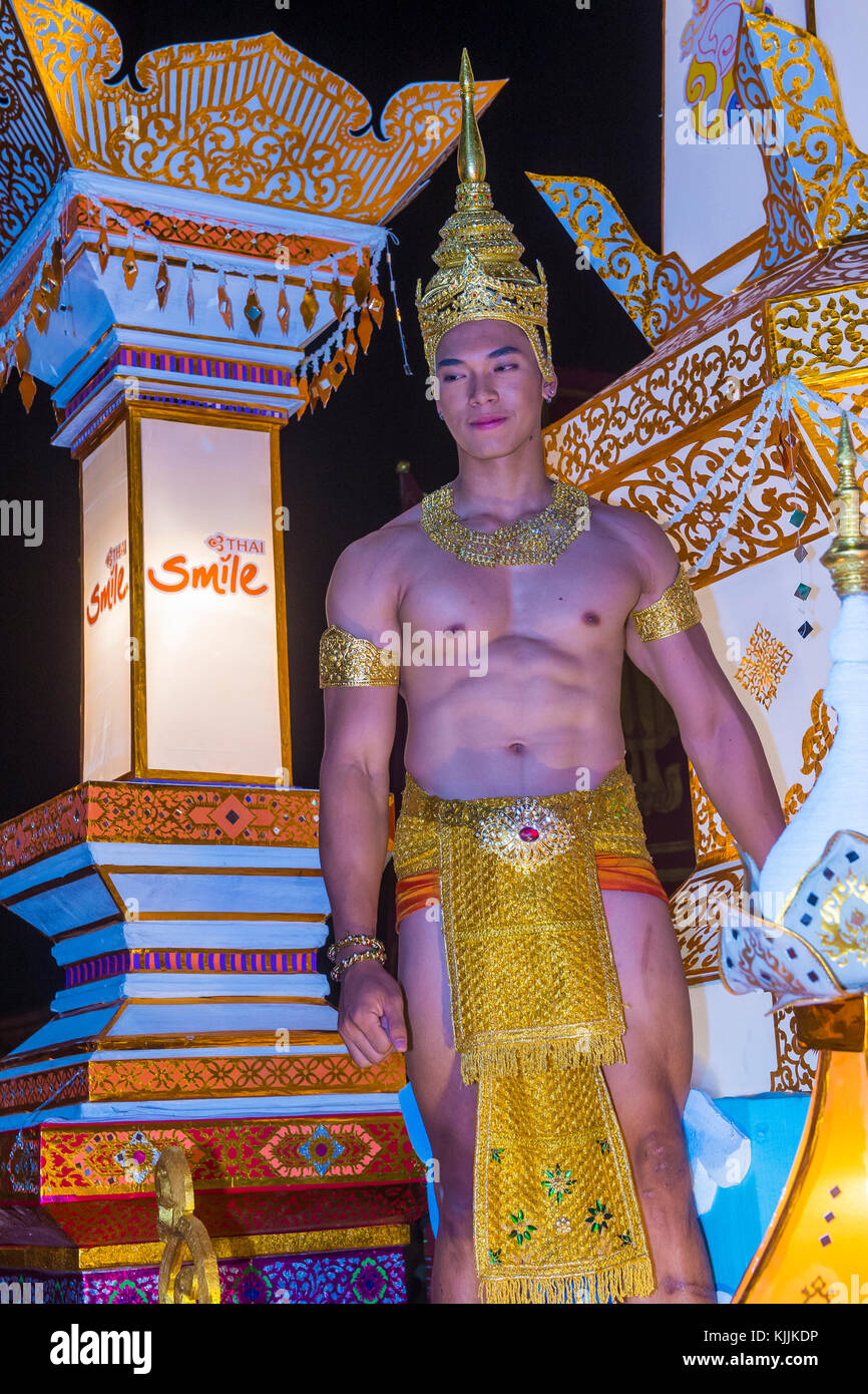 Partecipa a una sfilata durante il festival Yee Peng a Chiang mai , Thailandia Foto Stock