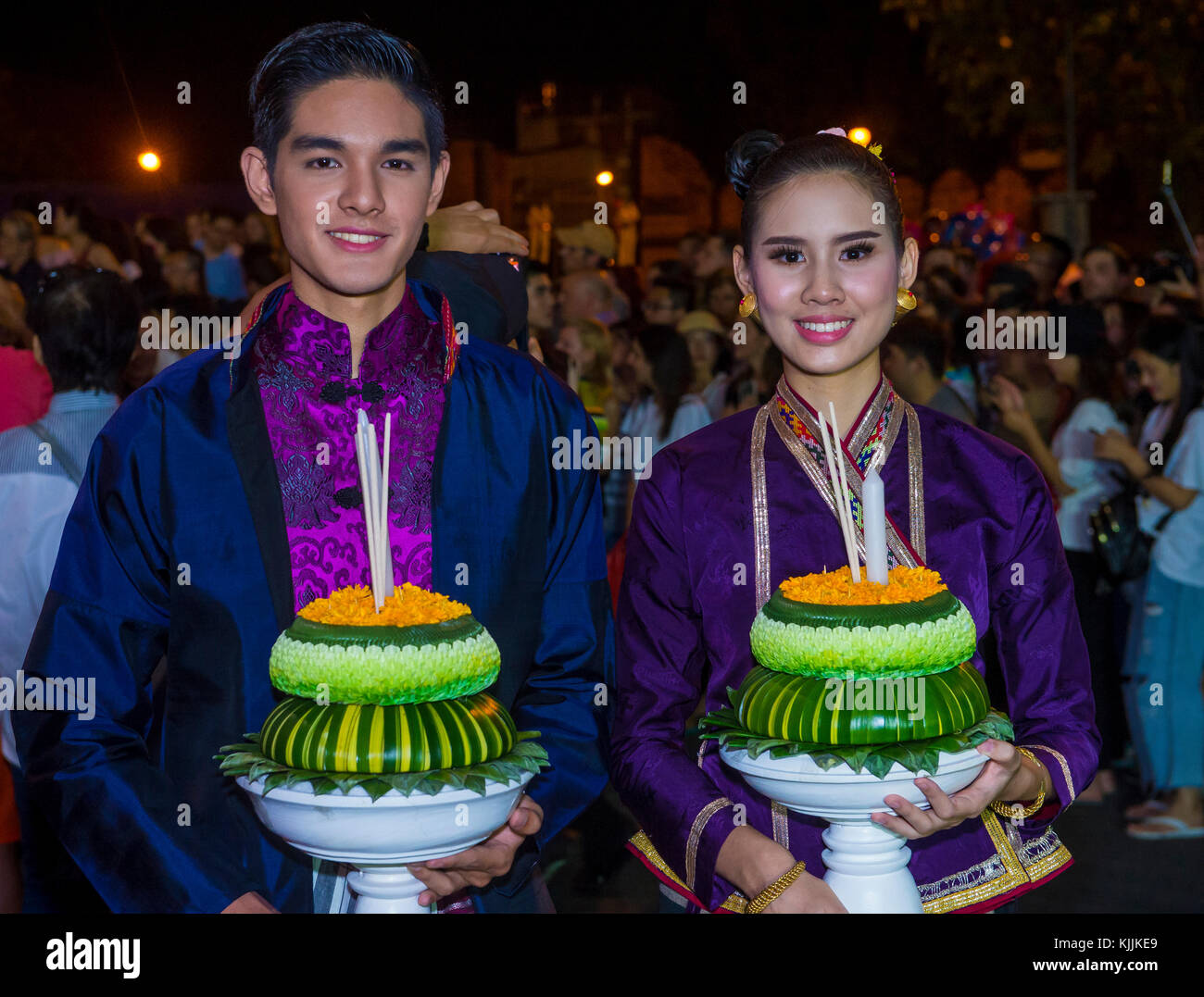 Partecipanti ad una sfilata durante il festival Yee Peng a Chiang mai , Thailandia Foto Stock
