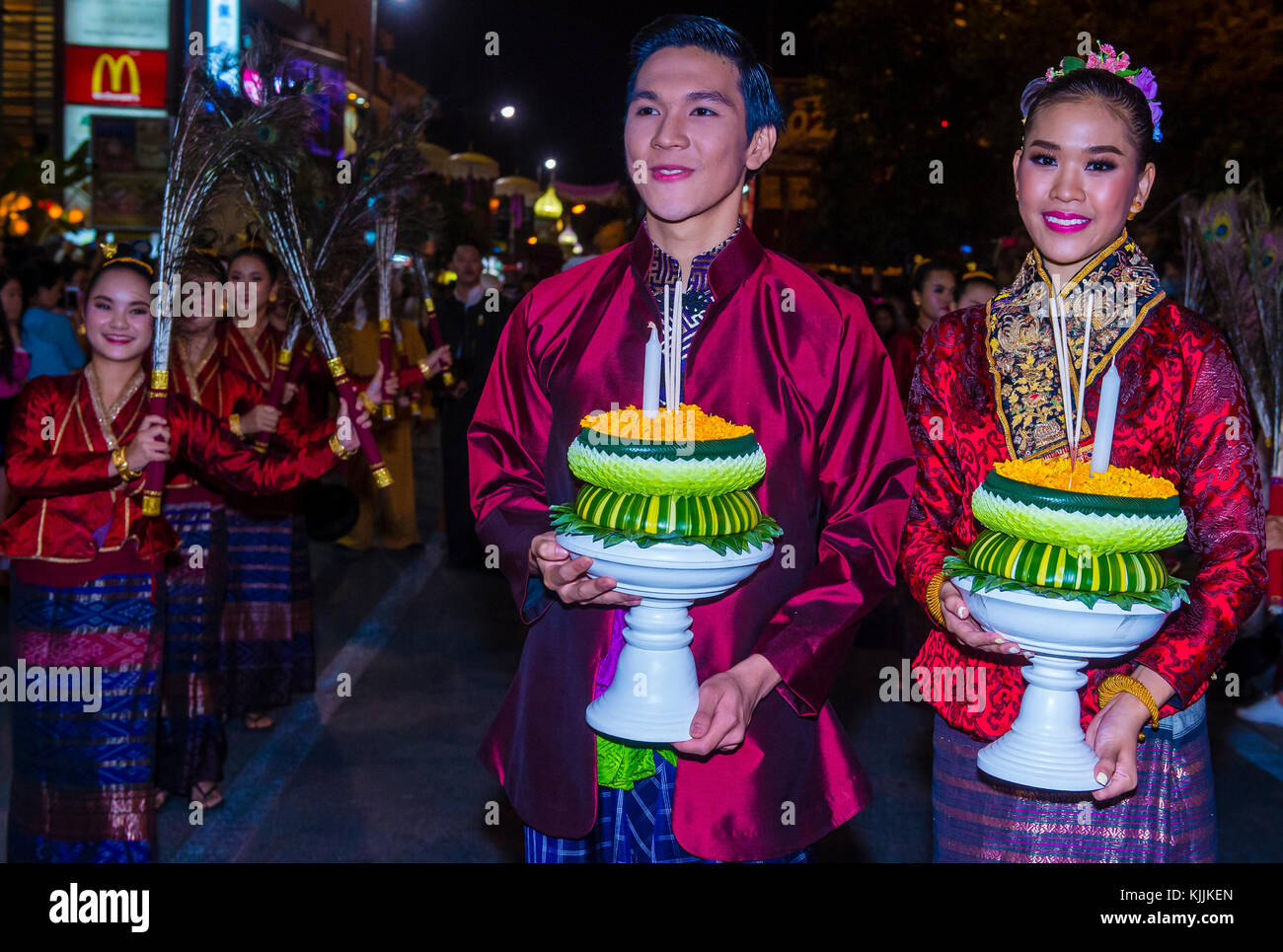 Partecipanti ad una sfilata durante il festival Yee Peng a Chiang mai , Thailandia Foto Stock