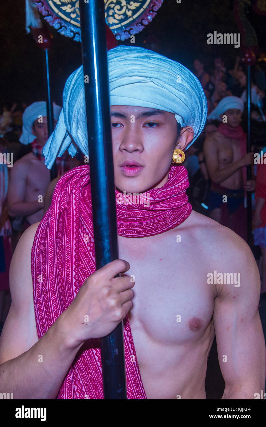 Partecipanti ad una sfilata durante il festival Yee Peng a Chiang mai , Thailandia Foto Stock