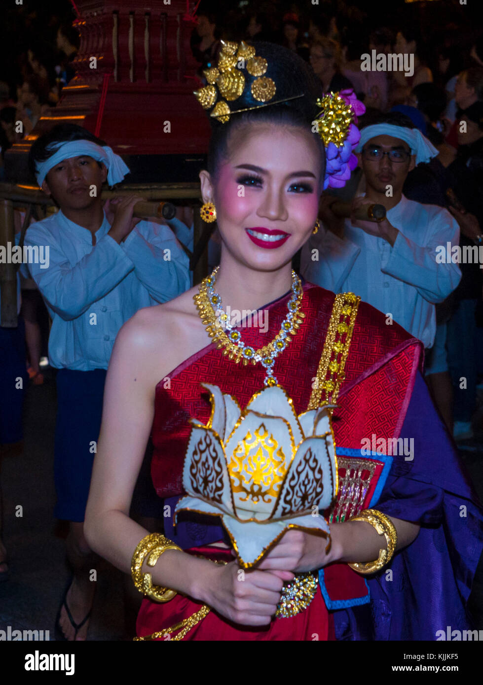 Partecipanti ad una sfilata durante il festival Yee Peng a Chiang mai , Thailandia Foto Stock