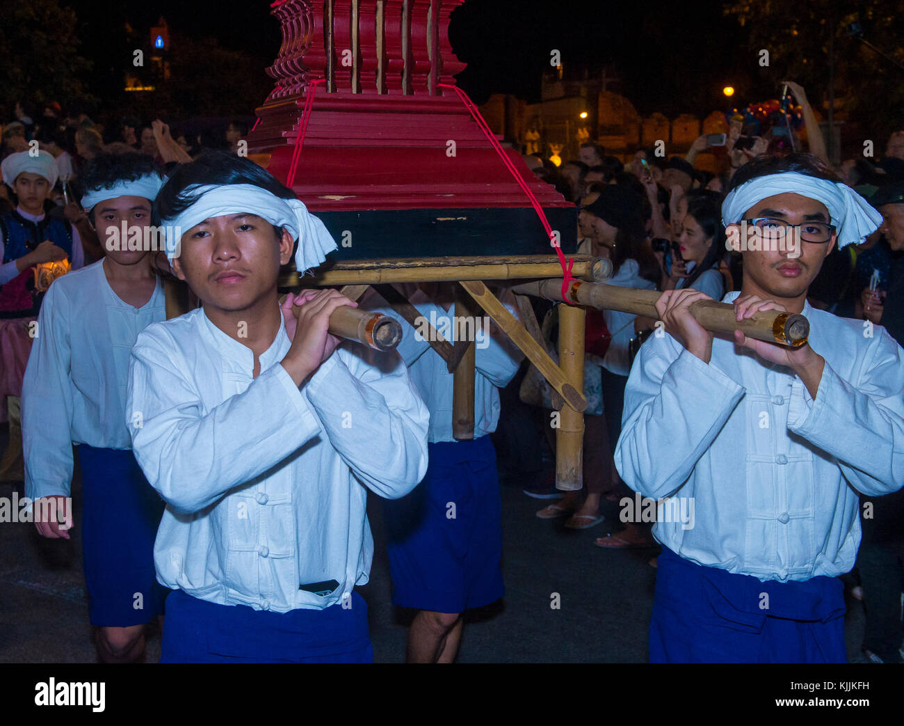 Partecipanti ad una sfilata durante il festival Yee Peng a Chiang mai , Thailandia Foto Stock