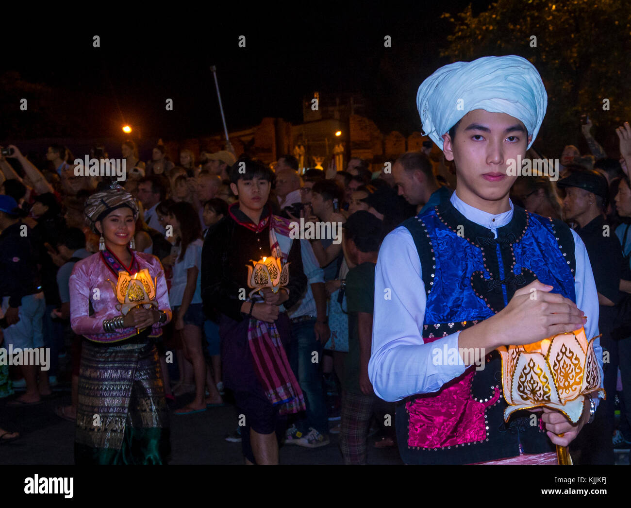 Partecipanti ad una sfilata durante il festival Yee Peng a Chiang mai , Thailandia Foto Stock