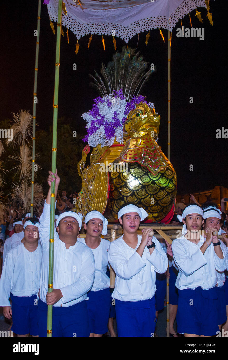 Partecipanti ad una sfilata durante il festival Yee Peng a Chiang mai , Thailandia Foto Stock