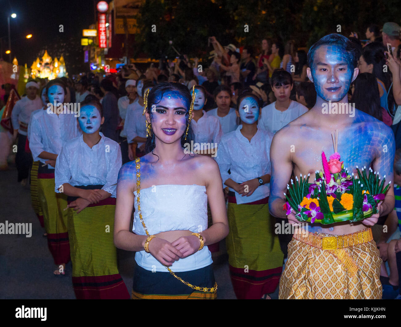 Partecipanti ad una sfilata durante il festival Yee Peng a Chiang mai , Thailandia Foto Stock