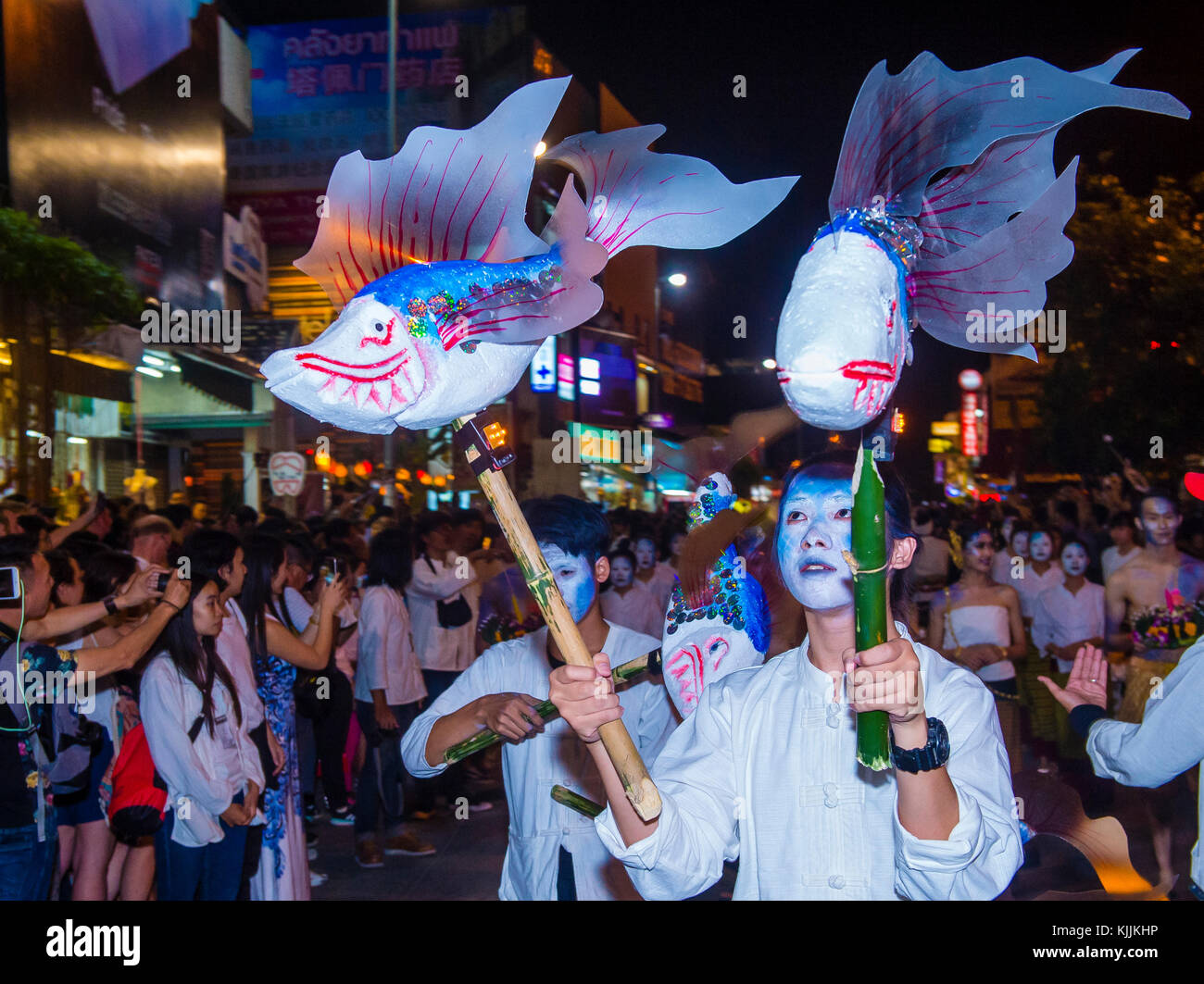 Partecipanti ad una sfilata durante il festival Yee Peng a Chiang mai , Thailandia Foto Stock