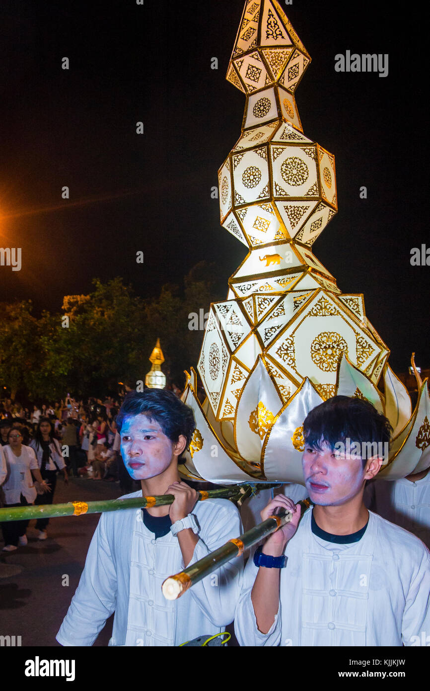 Partecipanti ad una sfilata durante il festival Yee Peng a Chiang mai , Thailandia Foto Stock