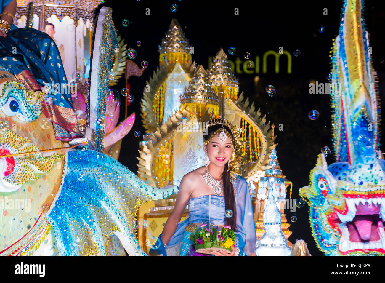 Partecipa a una sfilata durante il festival Yee Peng a Chiang mai , Thailandia Foto Stock