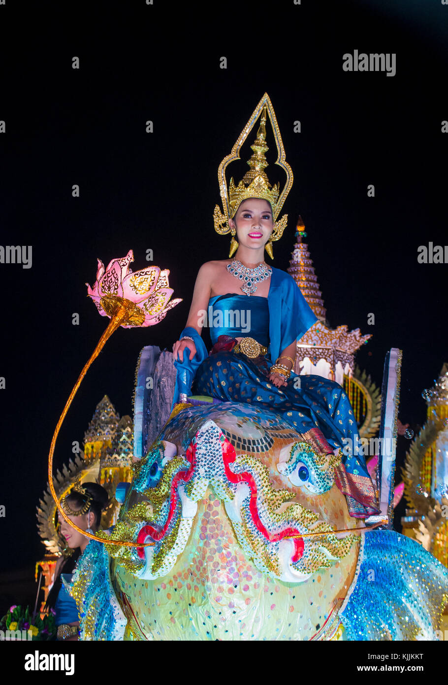 Partecipa a una sfilata durante il festival Yee Peng a Chiang mai , Thailandia Foto Stock