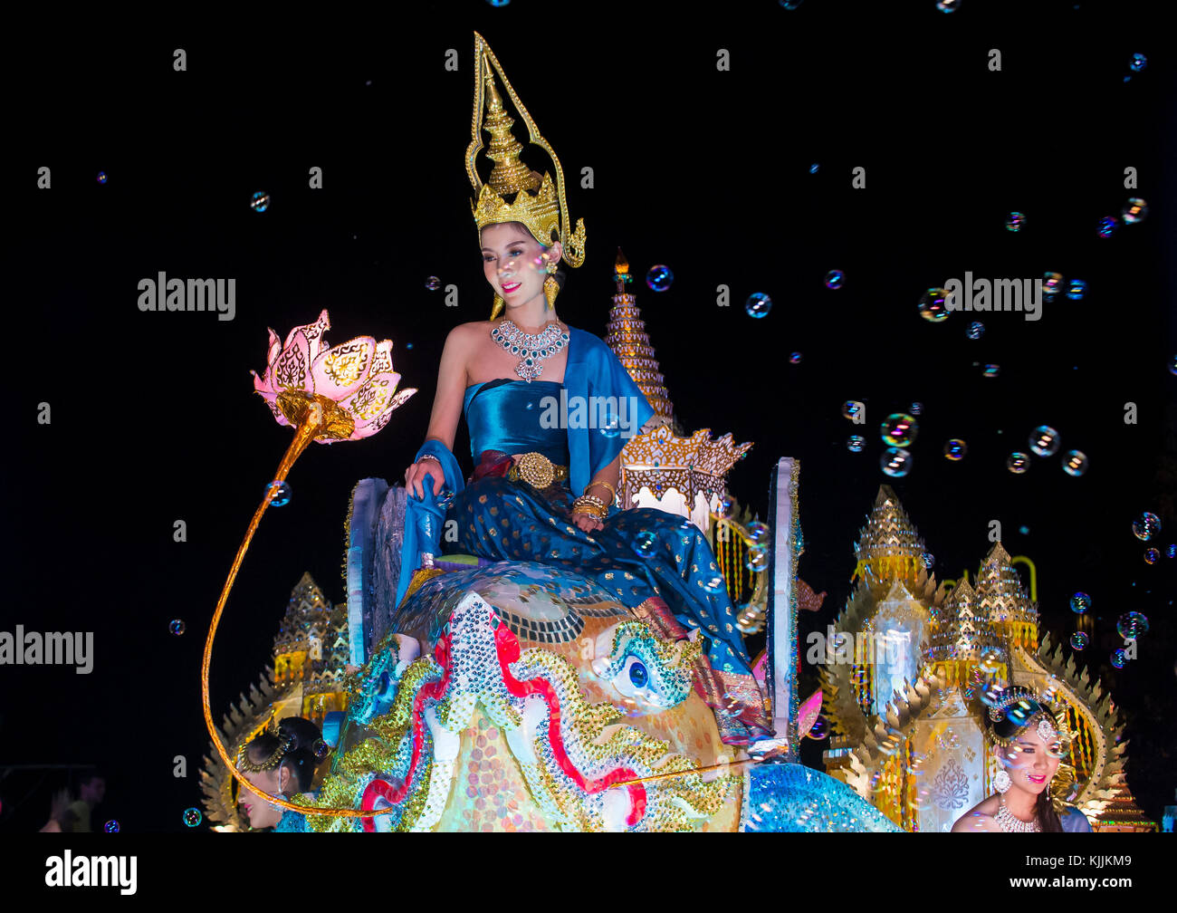 Partecipa a una sfilata durante il festival Yee Peng a Chiang mai , Thailandia Foto Stock