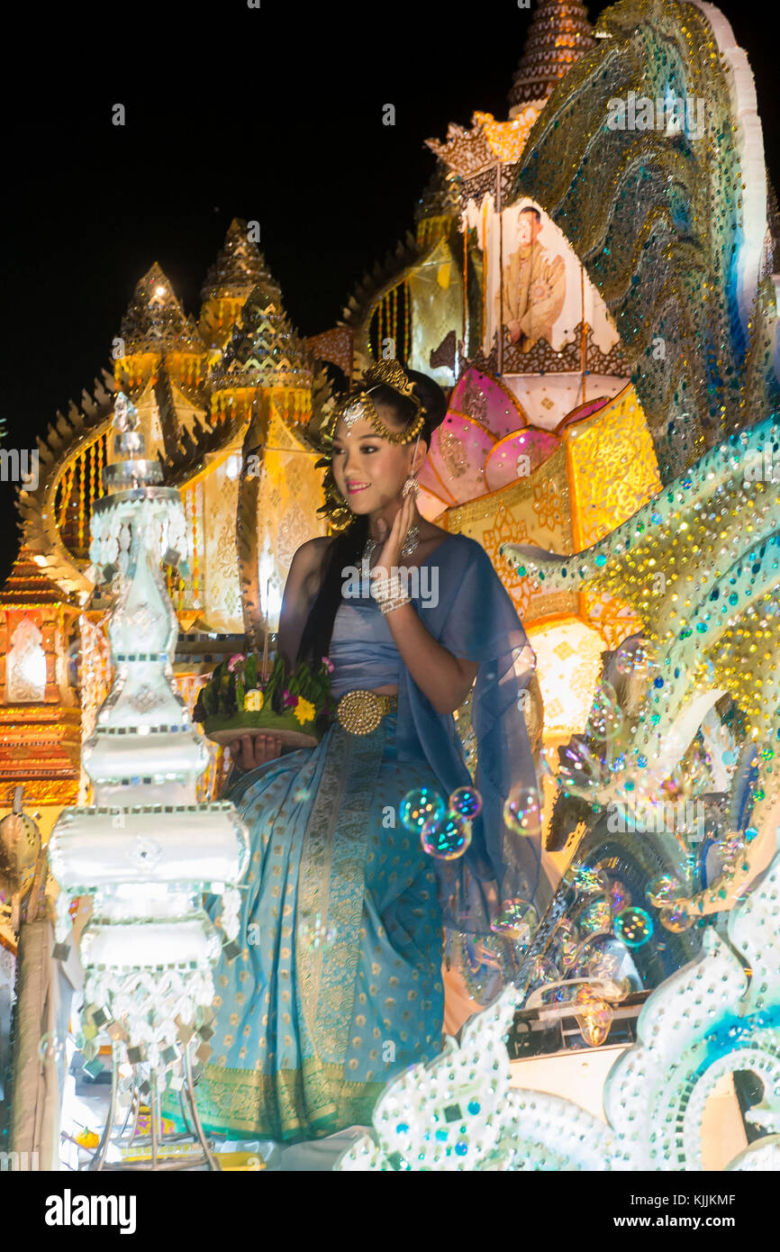 Partecipa a una sfilata durante il festival Yee Peng a Chiang mai , Thailandia Foto Stock