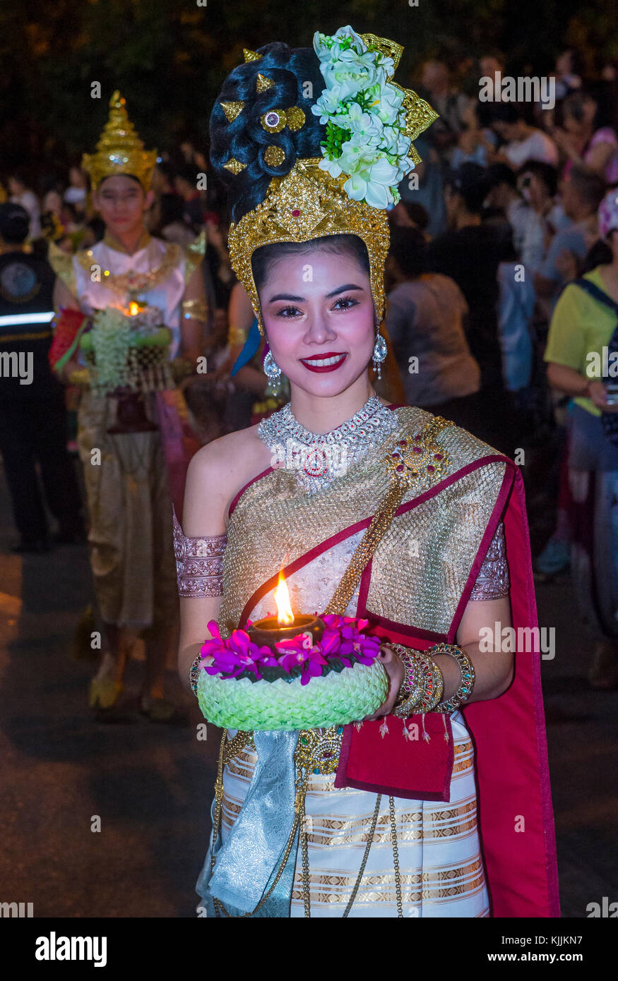 Partecipanti ad una sfilata durante il festival Yee Peng a Chiang mai , Thailandia Foto Stock
