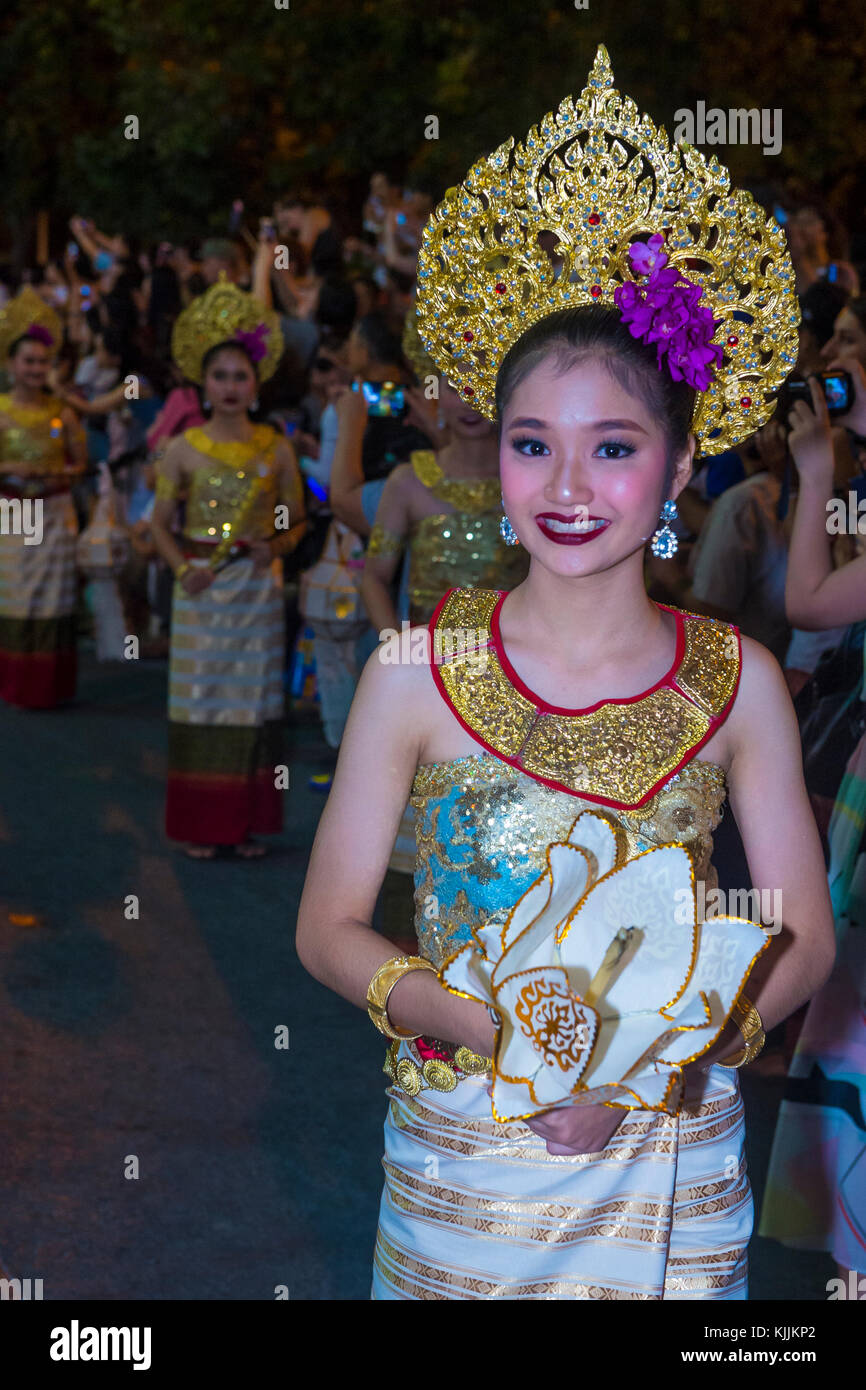 Partecipanti ad una sfilata durante il festival Yee Peng a Chiang mai , Thailandia Foto Stock