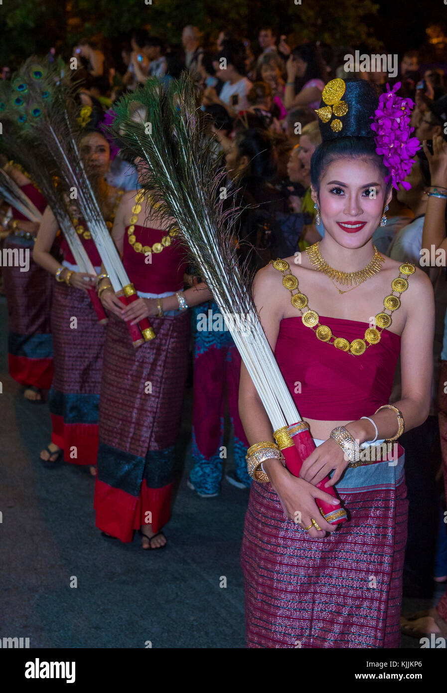 Partecipanti ad una sfilata durante il festival Yee Peng a Chiang mai , Thailandia Foto Stock