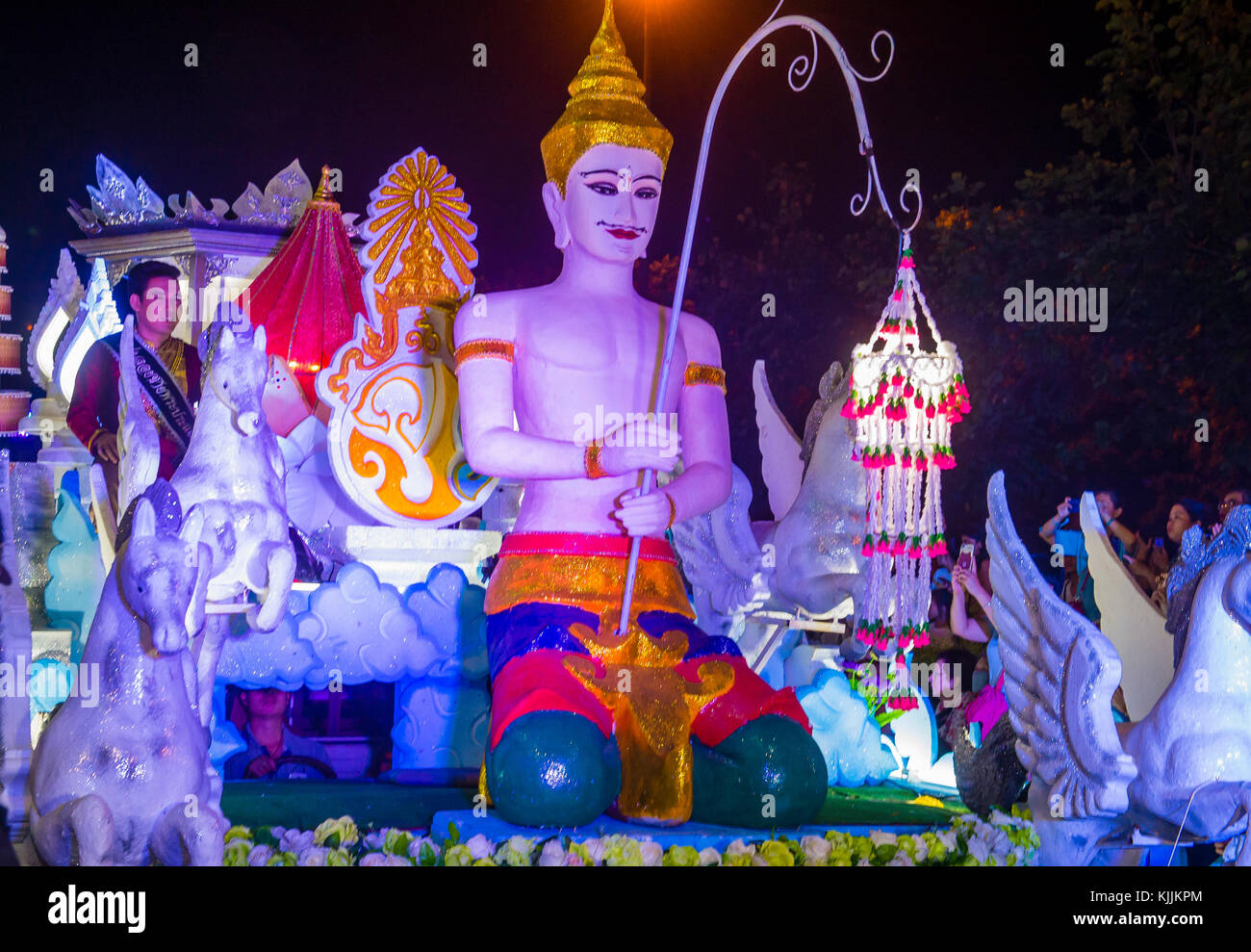 Partecipanti ad una sfilata durante il festival Yee Peng a Chiang mai , Thailandia Foto Stock
