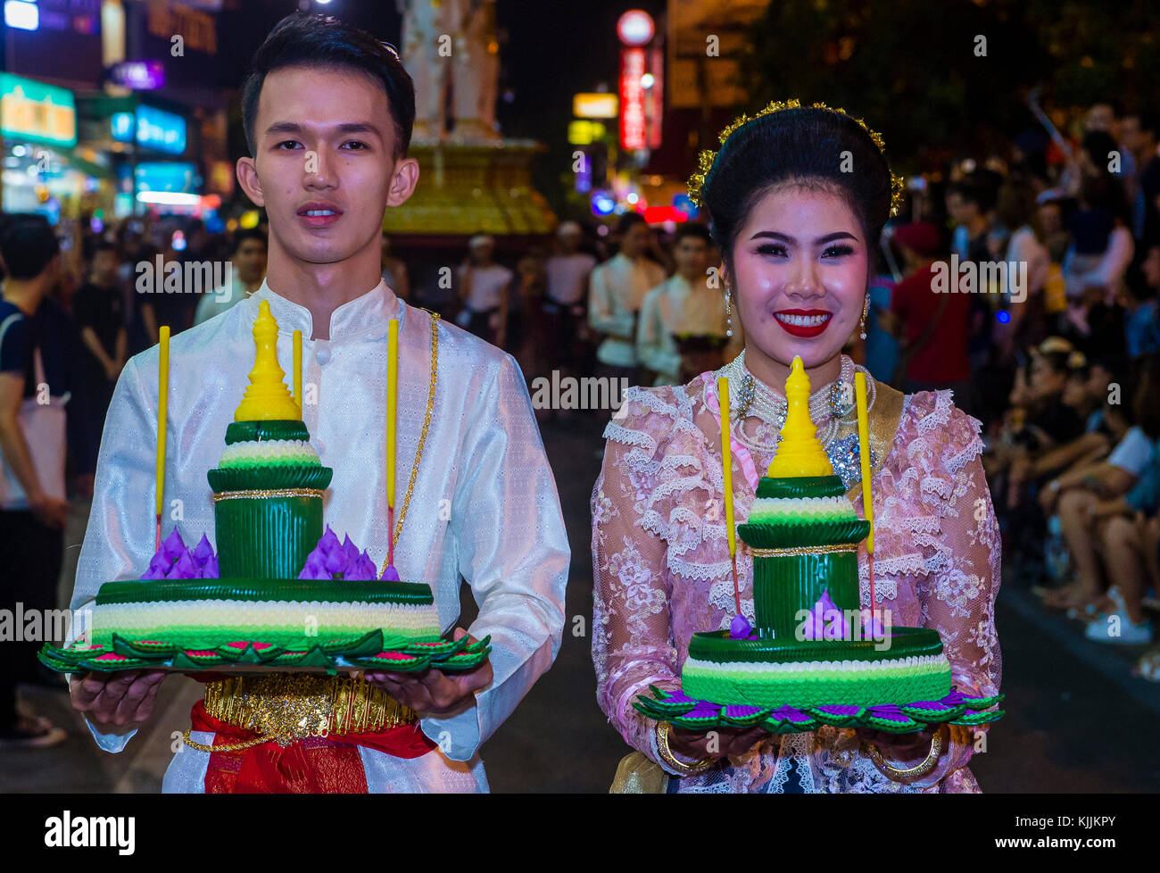 Partecipanti ad una sfilata durante il festival Yee Peng a Chiang mai , Thailandia Foto Stock