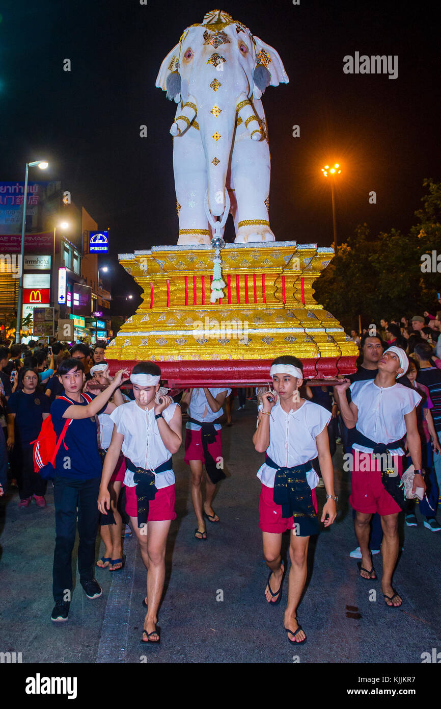 Partecipanti ad una sfilata durante il festival Yee Peng a Chiang mai , Thailandia Foto Stock