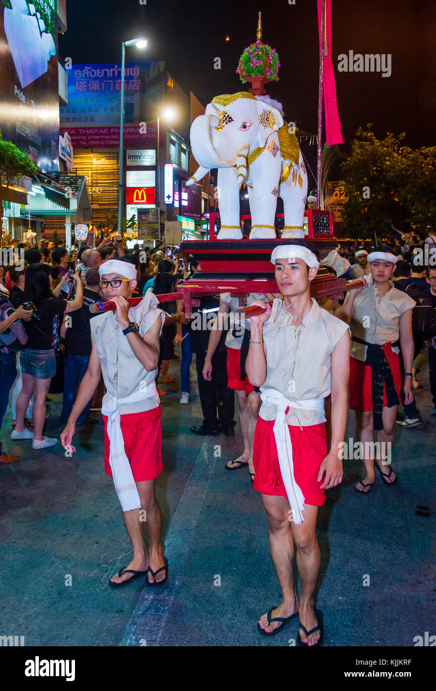 Partecipanti ad una sfilata durante il festival Yee Peng a Chiang mai , Thailandia Foto Stock