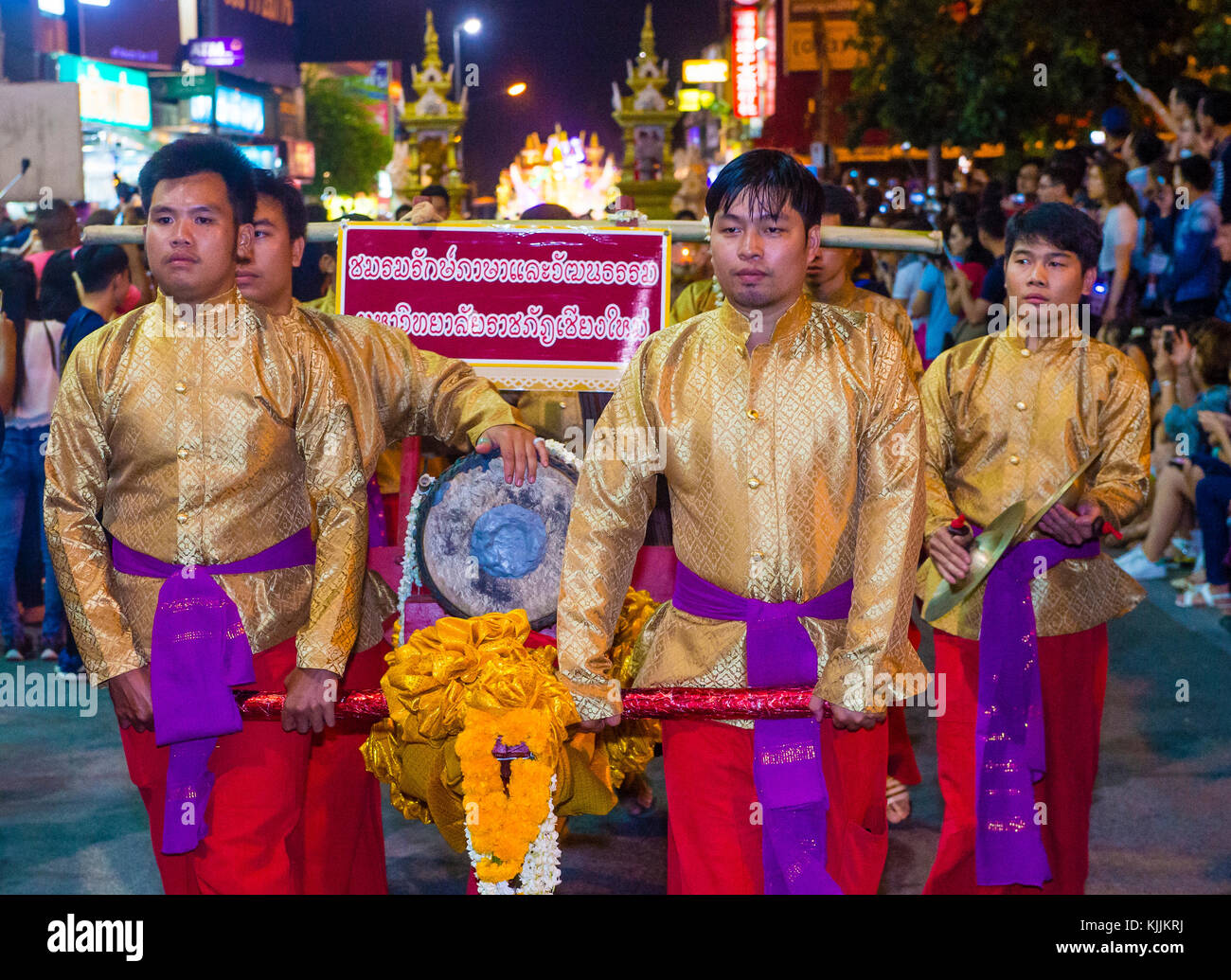 Partecipanti ad una sfilata durante il festival Yee Peng a Chiang mai , Thailandia Foto Stock