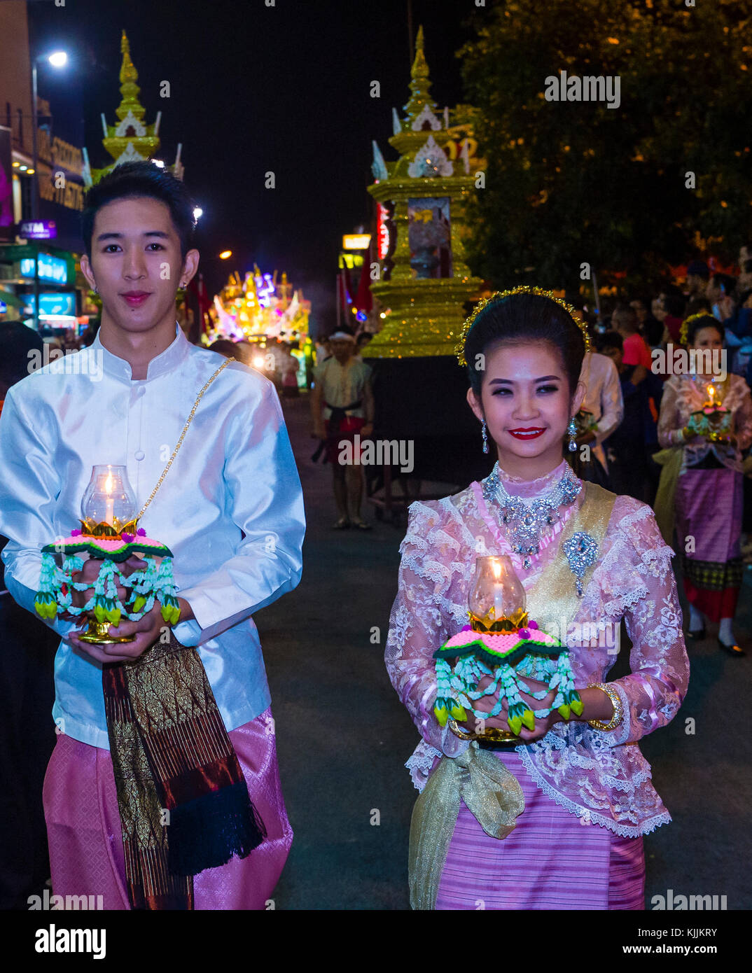 Partecipanti ad una sfilata durante il festival Yee Peng a Chiang mai , Thailandia Foto Stock