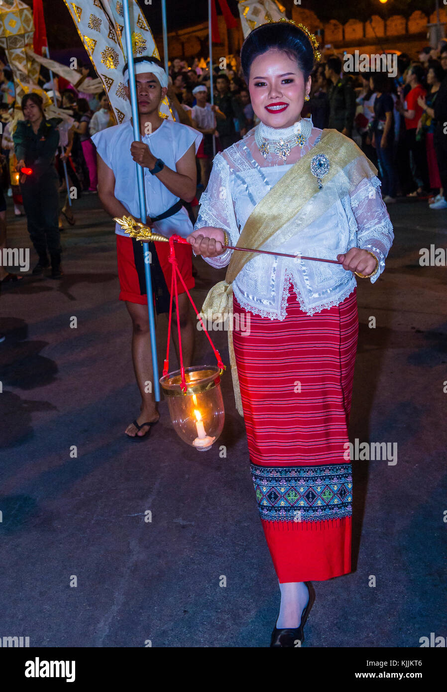 Partecipanti ad una sfilata durante il festival Yee Peng a Chiang mai , Thailandia Foto Stock